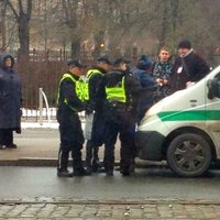 ФОТО: Полицейские в центре Риги обыскали и задержали 19-летнего "зайца"