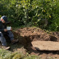 Ekspedīcijā atrasta vērtīga ar Garlību Merķeli saistīta relikvija