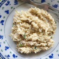 Sātīgie skumbrijas konservu salāti ar rīsiem un olām