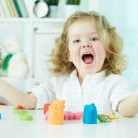 Astoņi ieteikumi, kā bērnam iemācīt spēlēties patstāvīgi