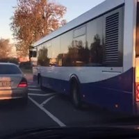 Video: 'Rīgas satiksmes' autobusa šoferis izveido savu braukšanas joslu