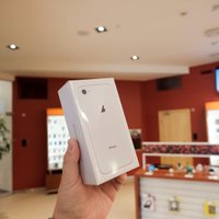 Foto: Latvijā uzsāk 'iPhone 8' un 'iPhone 8 Plus' tirgošanu