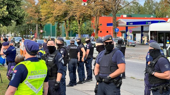 Pie nojaucamā pieminekļa Pārdaugavā pulcējas daži protestētāji - 13