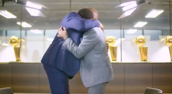 NBA leģendas 'Magiskais' Džonsons un Aizeja Tomass emocionāli salīgst mieru