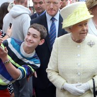 Puisēns uzņem pirmo 'selfiju' ar Elizabeti II