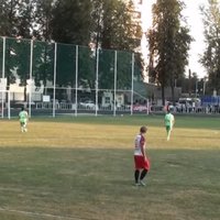 Video: Bezkaunība Krievijas futbolā – spēlētājs aizskrien un iesit savos vārtos