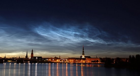 Krāšņi foto: Sudrabainie mākoņi izgrezno naksnīgo Rīgu