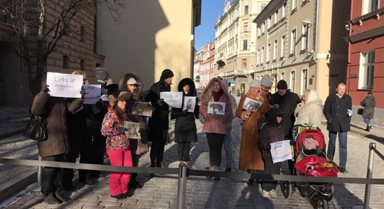 Video: Cirks pie Saeimas – protestē pret savvaļas dzīvnieku izmantošanas liegšanu izklaidē