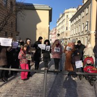 Video: Cirks pie Saeimas – protestē pret savvaļas dzīvnieku izmantošanas liegšanu izklaidē