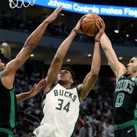 'Celtics' savalda Adetokunbo, 'Warriors' sīvā cīņā pārspēj 'Rockets'