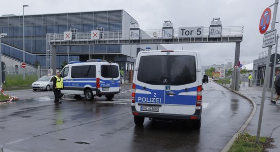 Ar mačeti bruņots uzbrucējs Vācijā ielauzies policijas iecirknī