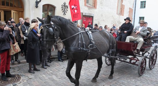 Foto: Ar teatralizētu gājienu Rīgas ielās atklātas divas Romana Sutas izstādes