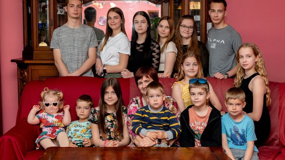 Pie mums kā pie simtkāja – katram četri pāri apavu. 21 bērna ģimenes ikdiena Igaunijā