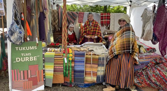 Foto: Amatnieku labumi un lustes vērienīgajā Brīvdabas muzeja gadatirgū