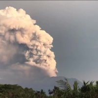 Video: Kā Agunga vulkāns piedūmo indonēziešu Bali