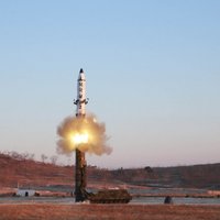 Ziemeļkoreja raķetes slēpj lidostās, ziņo ANO eksperti