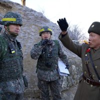 Foto: Demilitarizētajā zonā bez naida tiekas Ziemeļkorejas un Dienvidkorejas karavīri