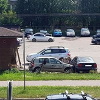 Foto: 'Renault' ietriecas stāvvietas sarga būdiņā
