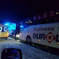 Под Бауской — авария с участием автобуса Eurolines и трех автомобилей