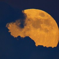 Noskaidrots, kā pilns mēness ietekmē miegu