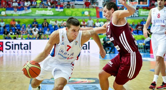 Latvijas basketbolistiem spraigā cīņā neizdodas 'iekost' Serbijai