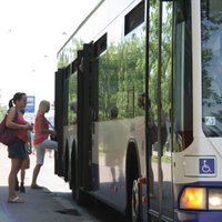 Desmit gados Rīgas sabiedriskā transporta pasažieru skaits samazinājies uz pusi