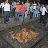 Indijā vilciens nobrauc vairāk nekā 50 cilvēkus