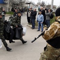 Puse Ukrainas karavīru Krimā pārgājuši Krievijas pusē
