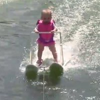 Sešus mēnešus veca meitenīte labo pasaules rekordu ūdensslēpošanā