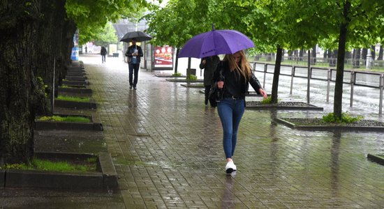 Dzeltenais brīdinājums – tuvākajās stundās daļā Latvijas gaidāms negaiss