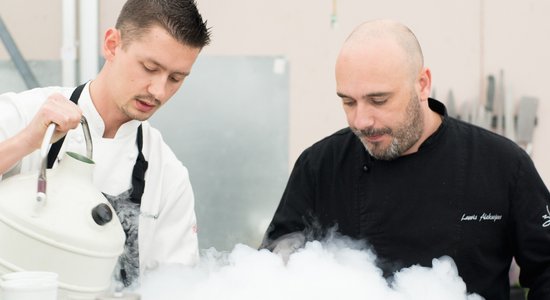 Foto: Šefpavārs Lauris Aleksejevs māca gatavot dažādus zemeņu ēdienus