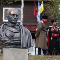 Putinam par godu uzslej pieminekli, kurā viņš attēlots kā Romas imperators