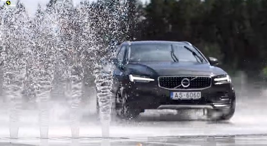 Video: Klienti izmēģina jauno 'Volvo' spēkratu spējas '333' trasē