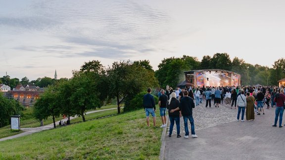 UNESCO mazpilsētā Kuldīgā uzņēmēji rod neierastus veidus koncertu rīkošanai