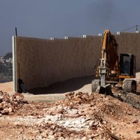 Израиль со всех сторон огораживает себя стенами