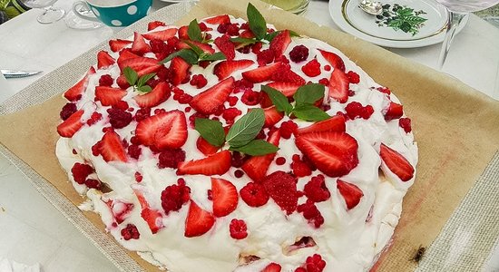 Kārtainā 'Pavlova' ar zemenēm un avenēm