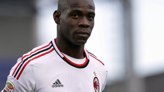 Skandalozais futbolists Balotelli oficiāli pievienojies 'Liverpool' Skandalozais futbolists Balotelli oficiāli pievienojies 'Liverpool'