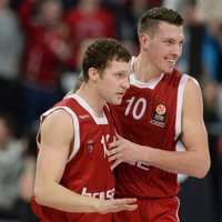 Strēlnieka 17 punkti palīdz 'Brose Baskets' izcīnīt pirmo uzvaru ULEB Eirolīgas mačos