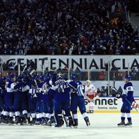'Maple Leafs' dramatiski uzvar brīvdabas spēlē 40 000 skatītāju priekšā