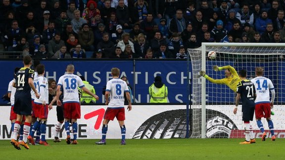 Hamburg Rene Adler saves by Cologne Marcel Risse