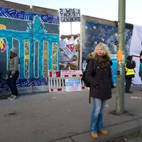 Protestu dēļ aptur Berlīnes mūra posma nojaukšanu