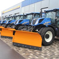 Foto: Latvijas autoceļu uzturētājs iegādājies 10 jaunus traktorus