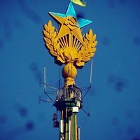 Maskavā 'Staļina debesskrāpja' smailē paceļ Ukrainas karogu