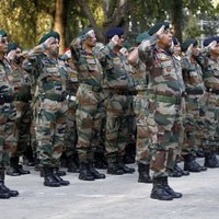 Indija uz Kašmīru nosūta vēl 10 000 karavīru