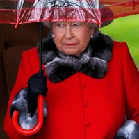 ФОТО: СМИ раскрыли секрет зонтов Елизаветы II в цвет наряда