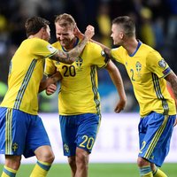 Video: Zviedrijas futbola izlase kompensācijas laikā ar sitienu no laukuma centra uzveic Franciju