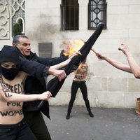 В Париже на девушек из FEMEN завели уголовное дело