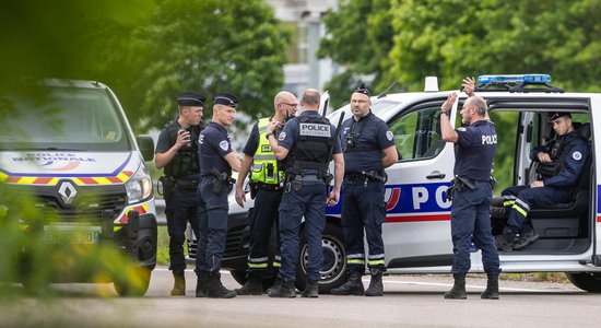 Francijā simtiem policistu meklē izbēgušu cietumnieku
