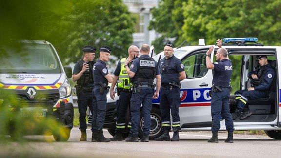 Francijā simtiem policistu meklē izbēgušu cietumnieku