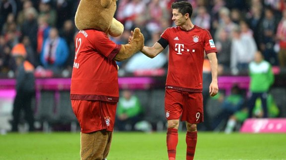 Polish striker Robert Lewandowski celebrate with the Bayern Munich maskot "Baerli